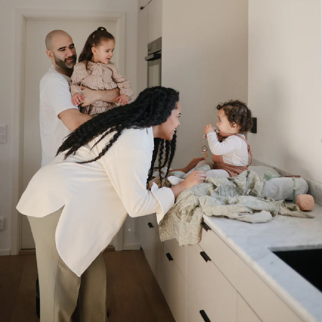 Famille heureuse avec bébé et enfant dans cuisine, bien-être maternité et post-partum