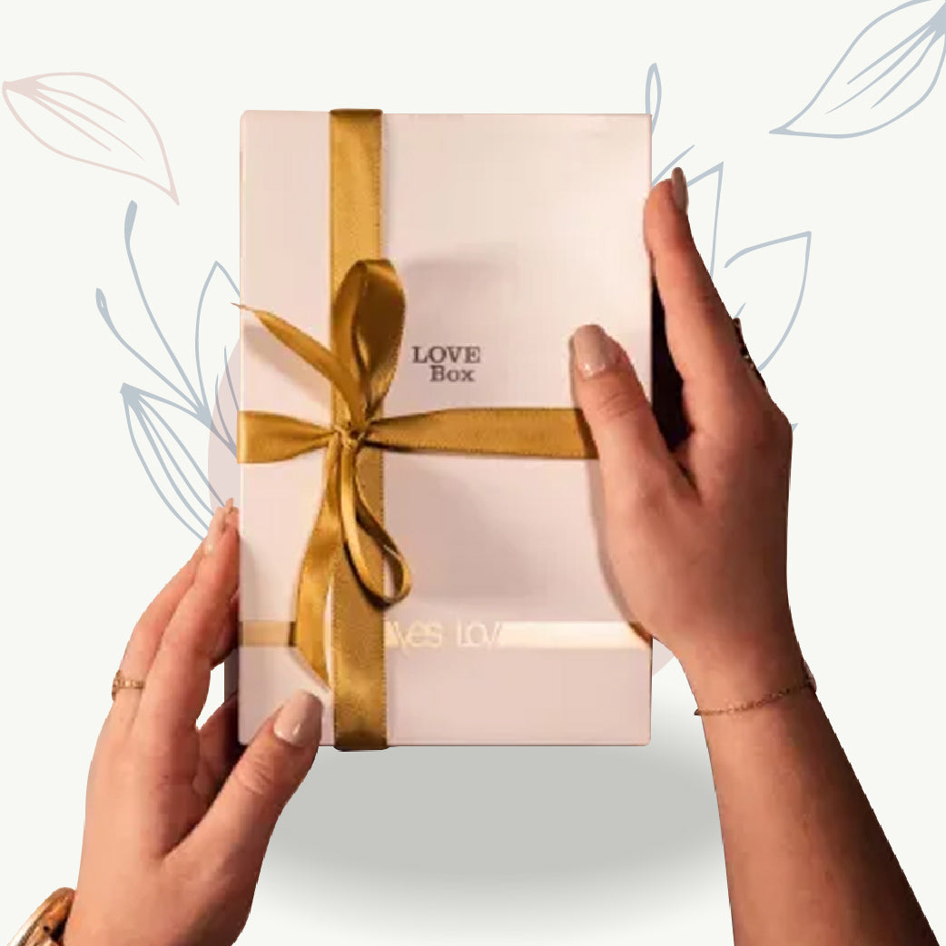 Boîte cadeau 'LOVE Box' avec ruban doré, idéale pour le bien-être féminin et les soins post-partum