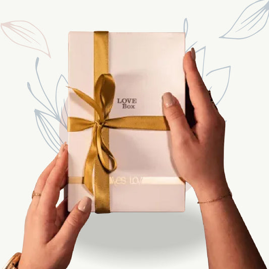 Boîte cadeau 'LOVE Box' avec ruban doré, idéale pour le bien-être féminin et les soins post-partum