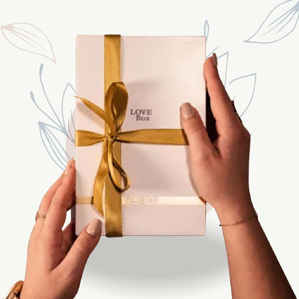 Boîte cadeau 'LOVE Box' avec ruban doré, idéale pour le bien-être féminin et les soins post-partum