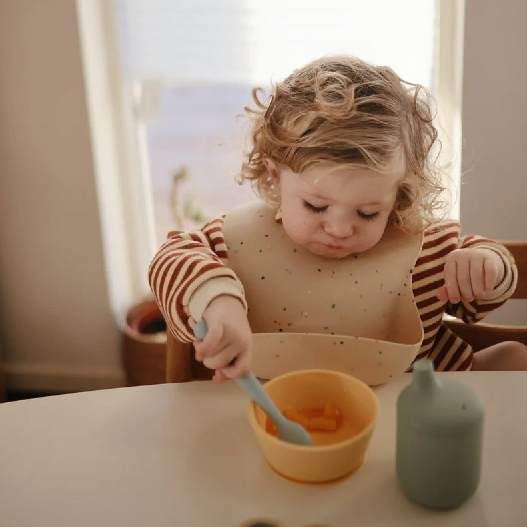 Bébé mangeant avec cuillère silicone et bol jaune, accessoires repas bébé pour maternité et soins