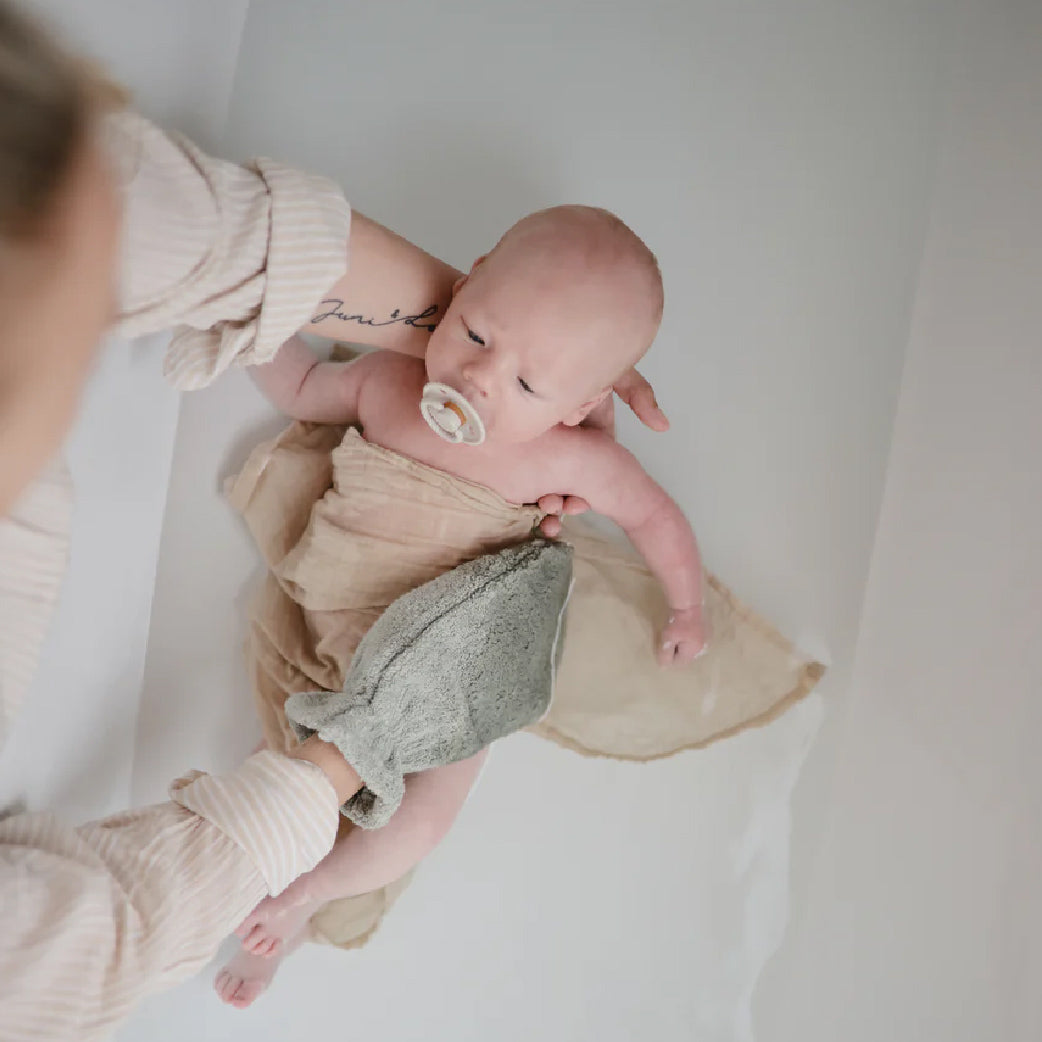 Bébé enveloppé dans une couverture douce avec sucette, soins post-partum et bien-être maternité