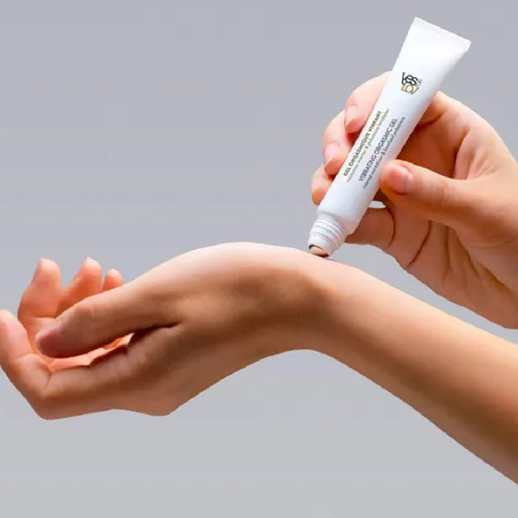 Gel organique revitalisant pour le bien-être féminin, appliqué sur la peau