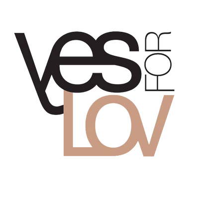 Logo stylisé 'Yes to Love' en noir et beige, design moderne pour bien-être féminin