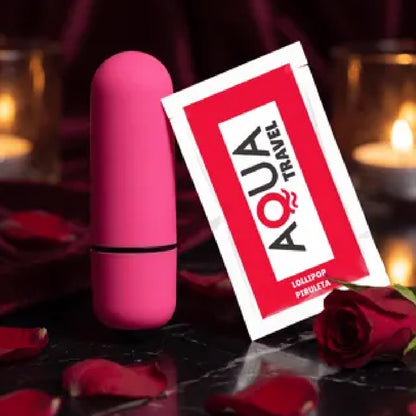 Stimulateur intime rose Aqua Travel Lollipop avec emballage, pétales de rose et bougies