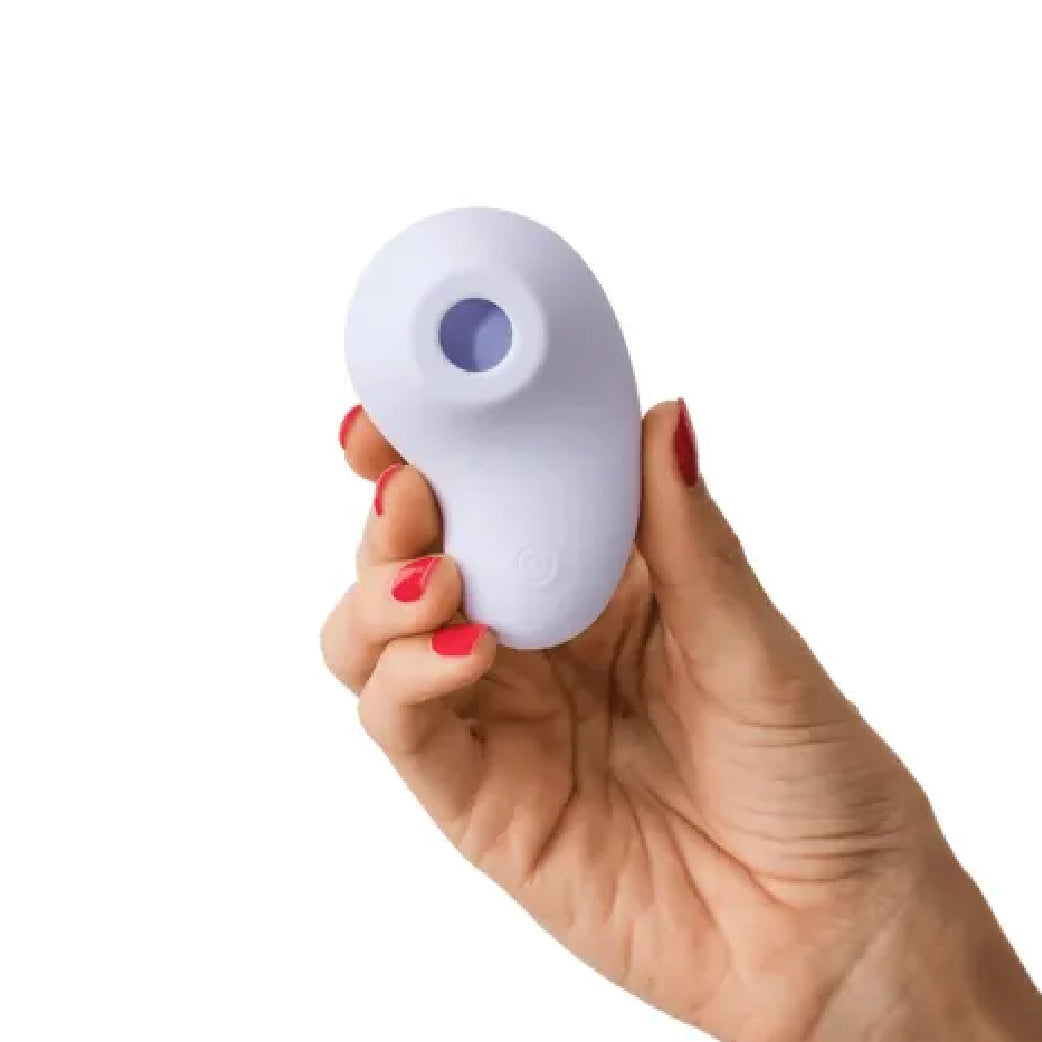 Stimulateur intime violet pour bien-être féminin, tenu dans la main avec ongles rouges