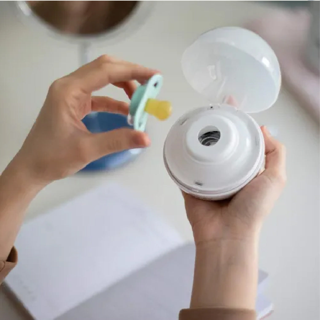 Nettoyage et stérilisation de tétine pour bébé avec appareil compact, idéal pour la maternité et le bien-être infantile